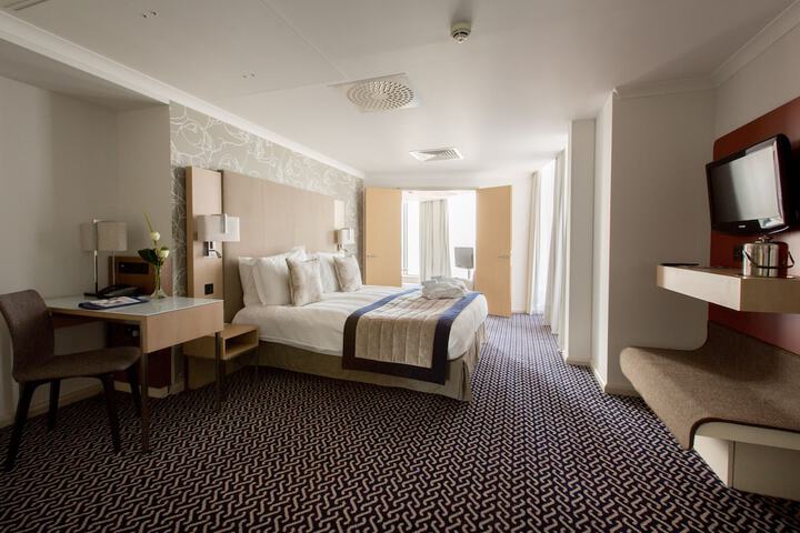 Room 12 of 118
