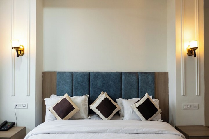 Room 4 of 8