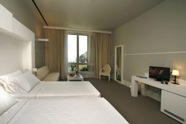 Room 8 of 33