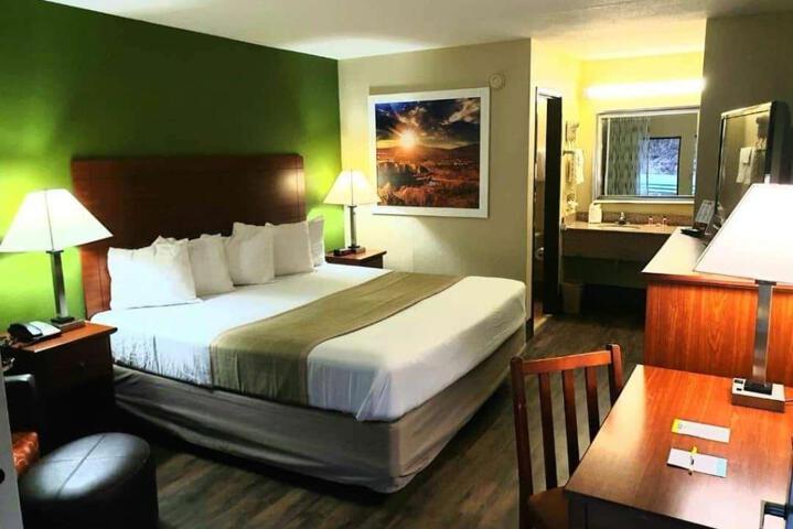 1 King Bed (4 of 14)