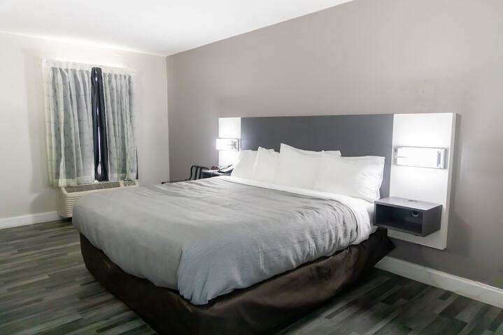 1 King Bed (10 of 14)