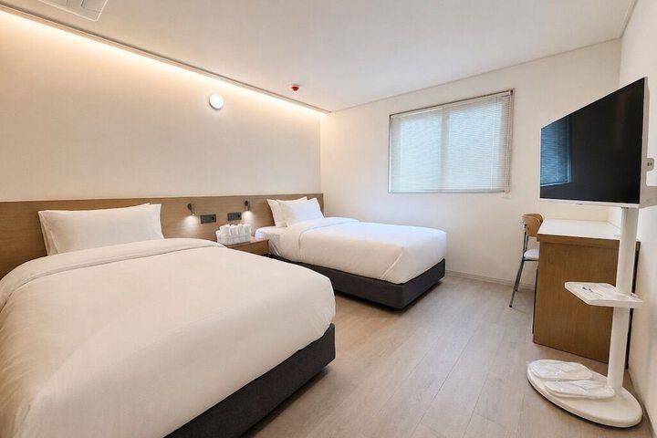 Room 7 of 16