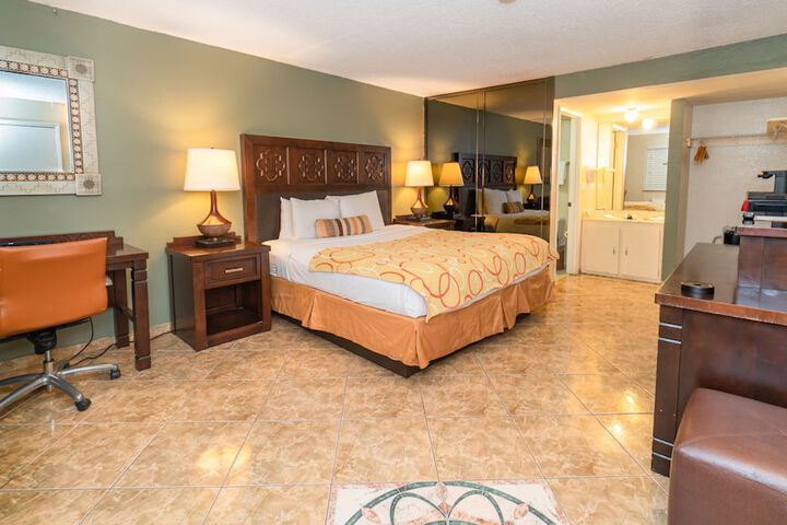 Deluxe King Bed (2 of 12)