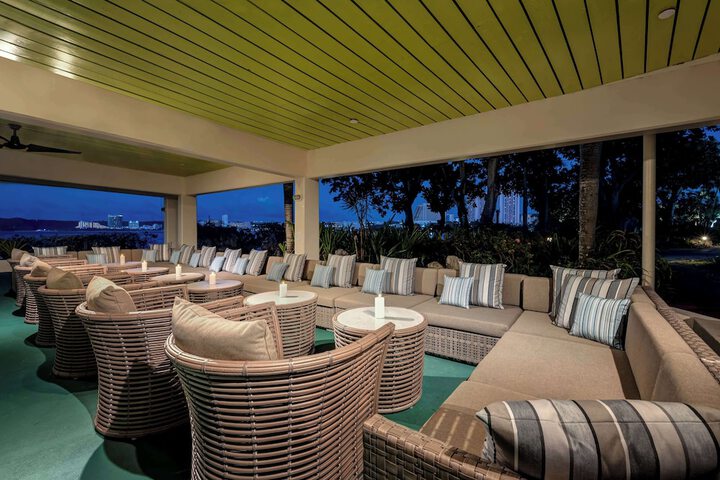 Lounge 124 of 160