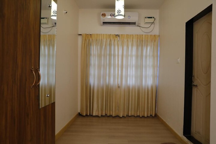 Room 10 of 13