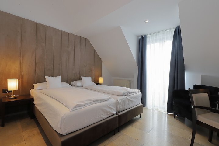 Room 6 of 28