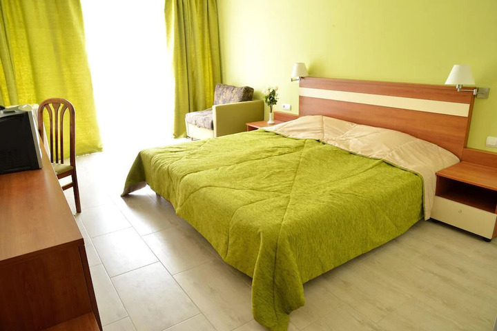 Room 5 of 8