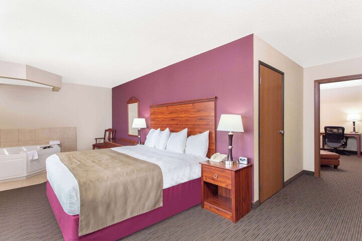 1 King Bed (10 of 25)