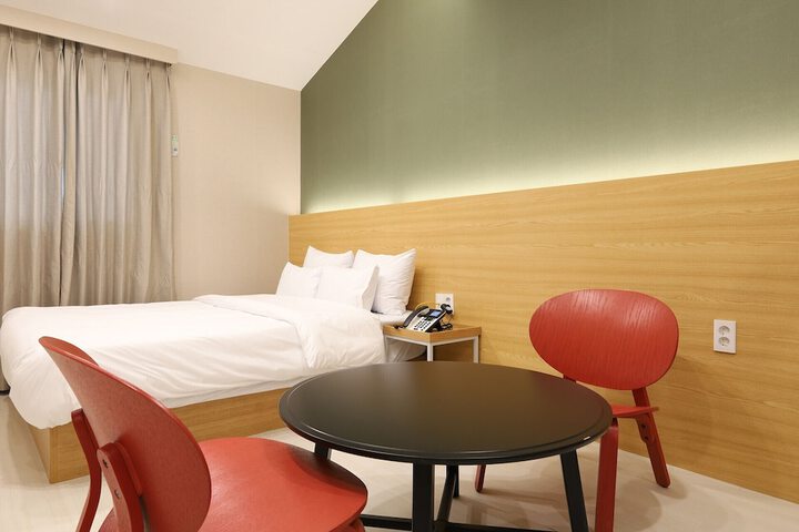 Room 33 of 62