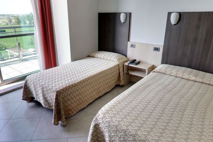 Room 11 of 32