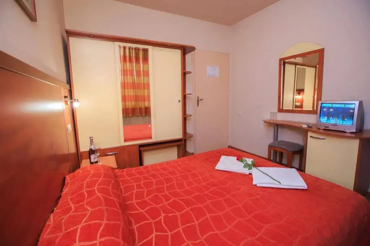 Room 6 of 19