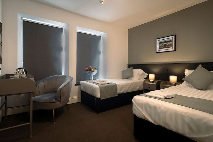 Room 6 of 25