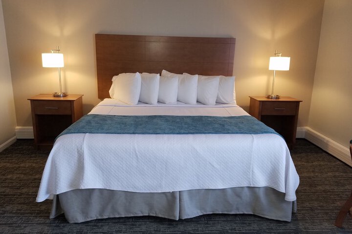 Deluxe King Bed (11 of 20)