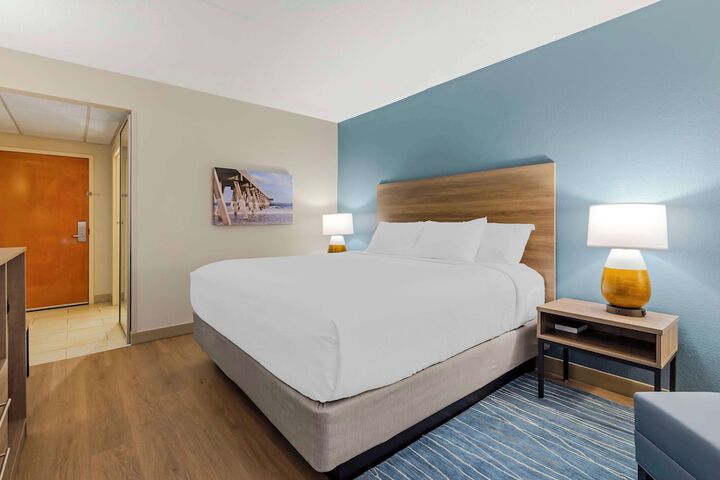 1 King Bed Microwave, Refrigerator Shower Only Full Breakfast (9 of 12)