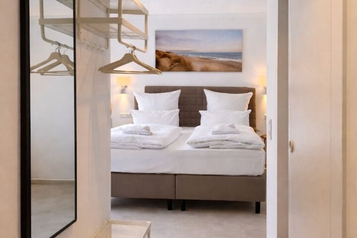 Room 13 of 37