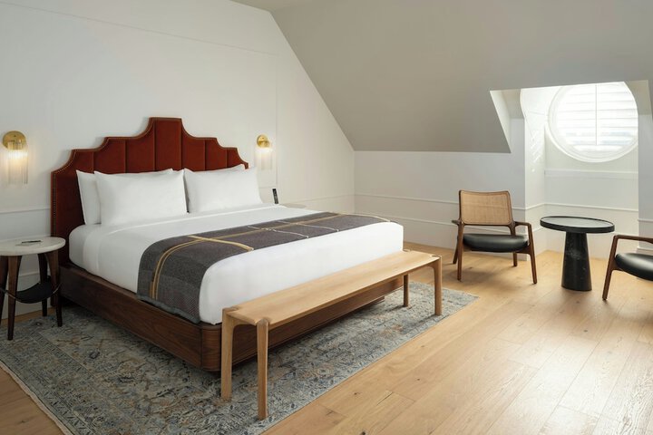 Room 32 of 77