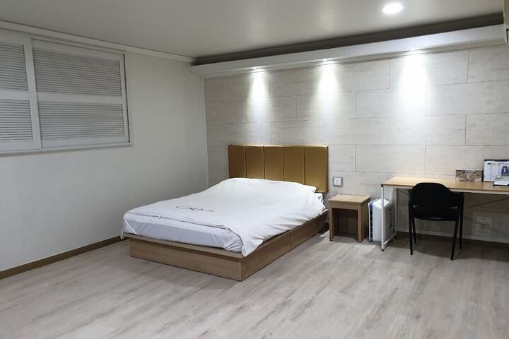 Room 8 of 25