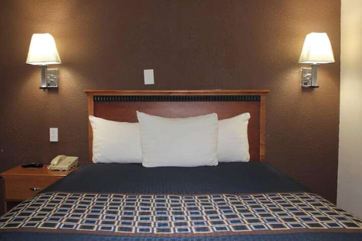 1 Queen Bed (2 of 3)