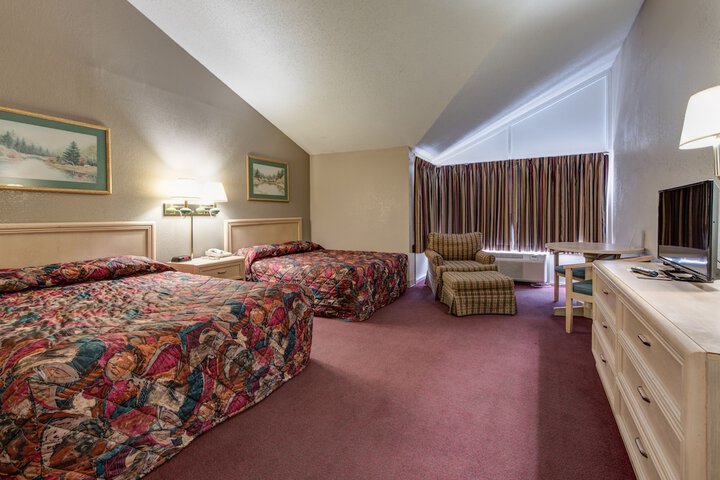 2 Double Beds (3 of 10)