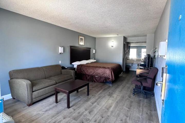 1 King Bed (2 of 7)