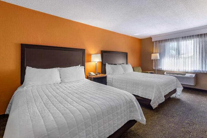 2 Queen Accessible Roll in Shower Microwave, Refrigerator WiFi Full Breakfast (3 of 25)
