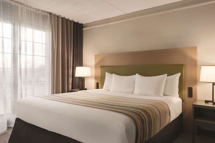 1 King Bed (5 of 13)