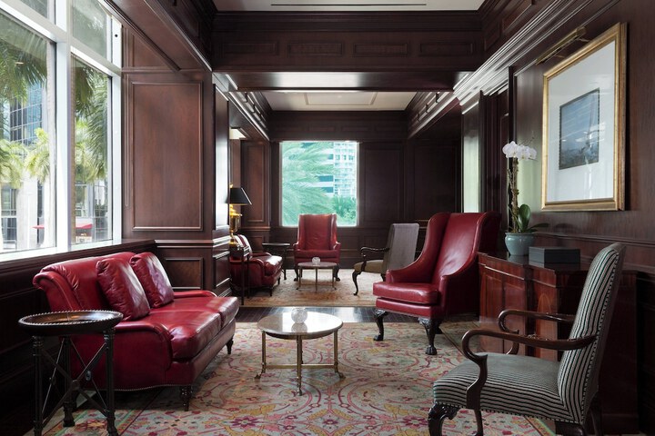Lounge 47 of 61
