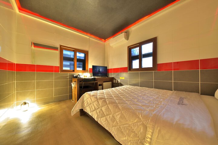 Room 12 of 18