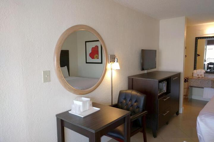 1 Queen Bed (11 of 11)
