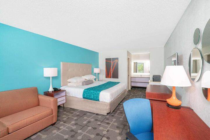 1 Queen Bed