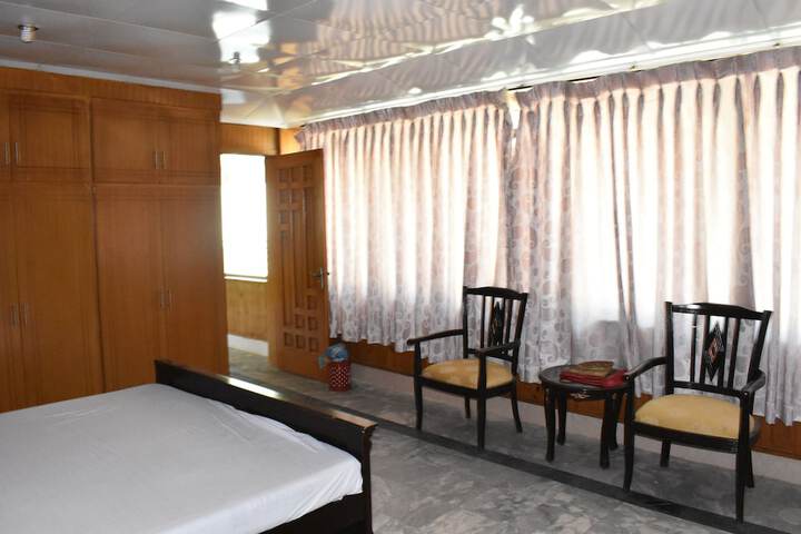 Room 5 of 12