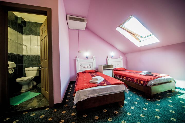 Room 13 of 16