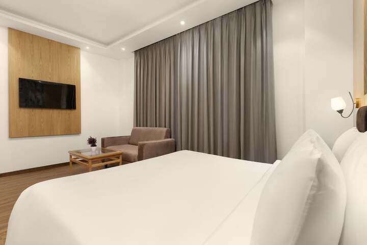 Room 6 of 16