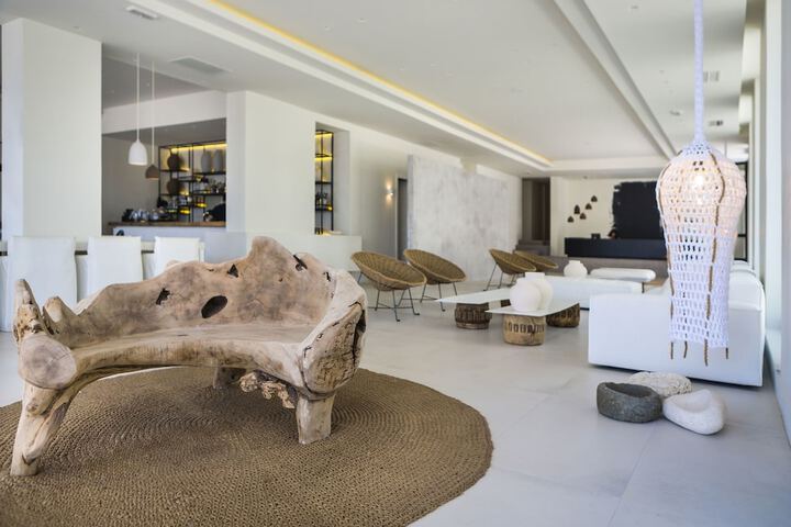 Entrance & Lobby