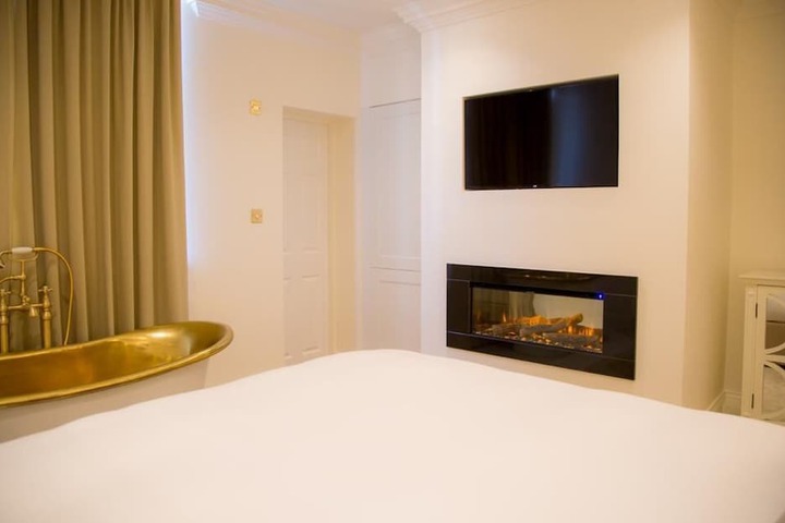 Room 42 of 93