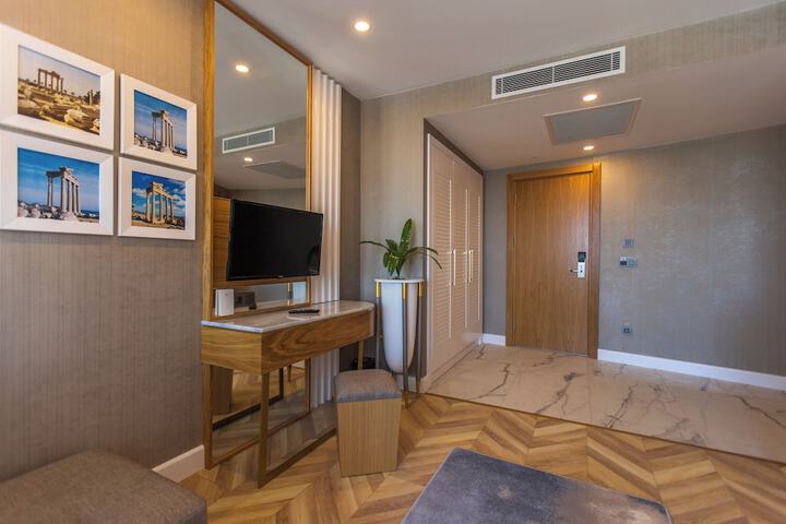 Room 12 of 30