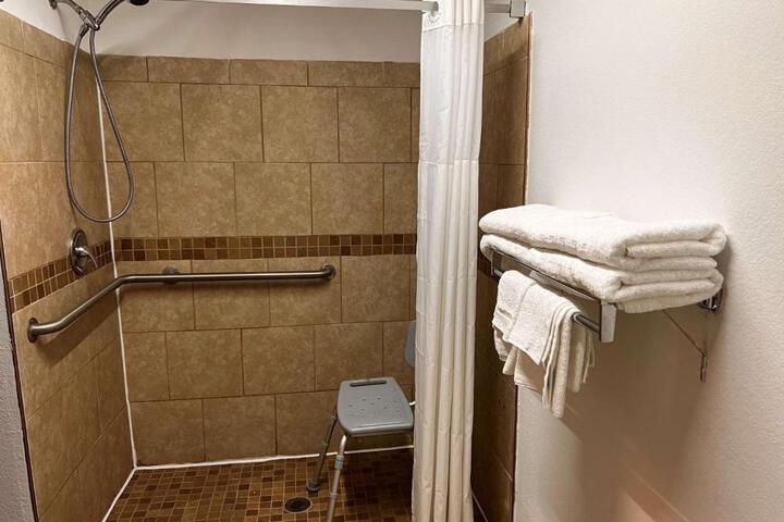 2 Double Beds Work Desk Microwave, Refrigerator, Continental Breakfast (1 of 7)