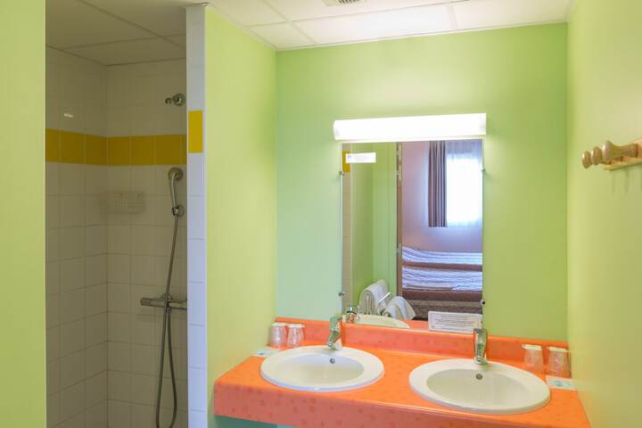 Room 9 of 27