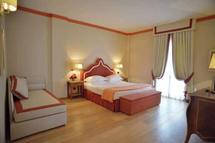Room 44 of 216