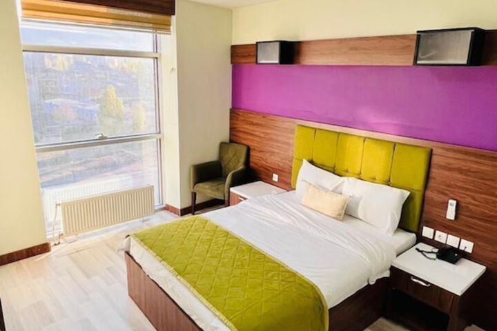 Room 9 of 16