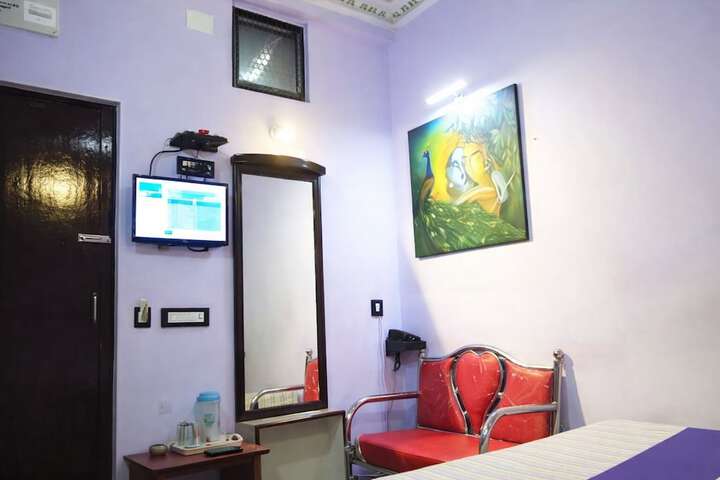 Room 5 of 12