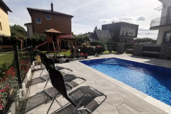 Pool 12 of 20