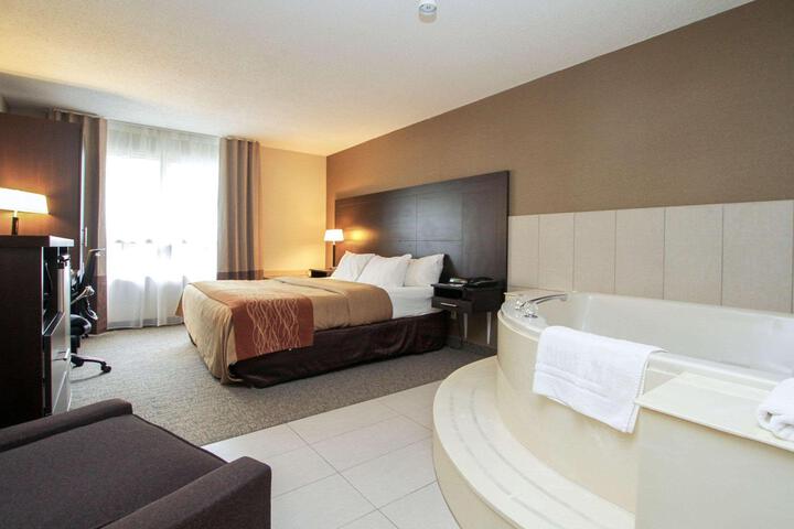 1 King Bed (3 of 12)