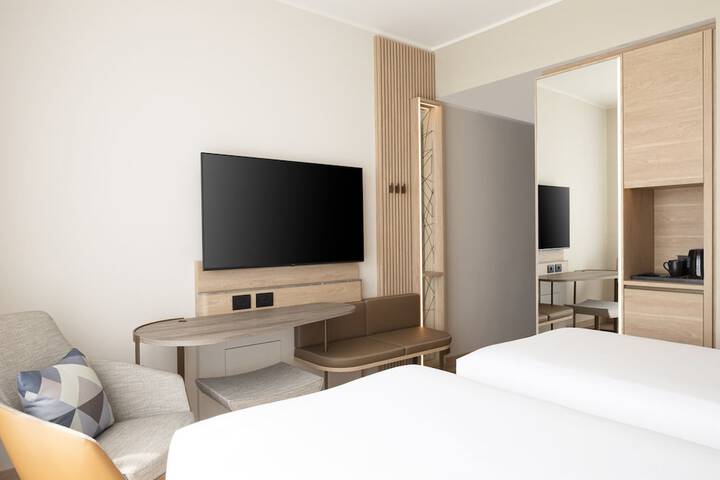 Room 36 of 80