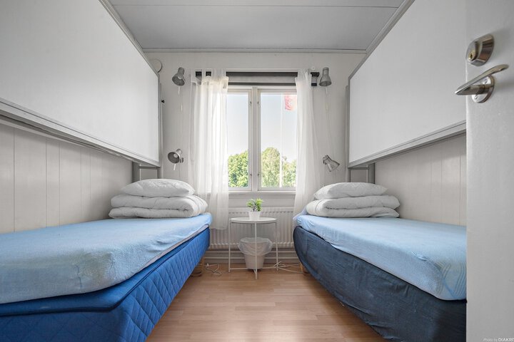 Room 9 of 37