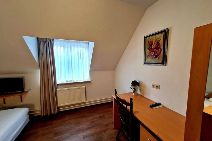 Room 7 of 76