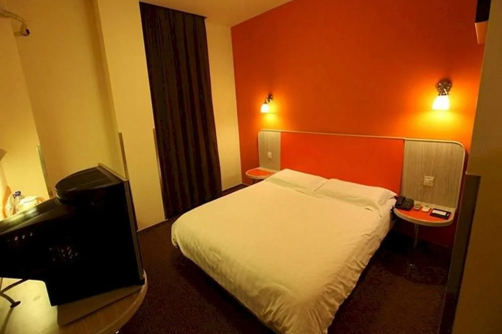 Room 3 of 9