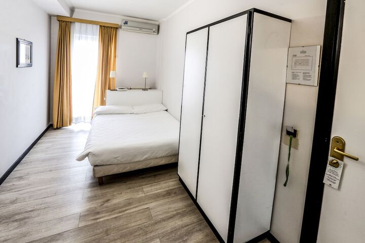 Room 14 of 34