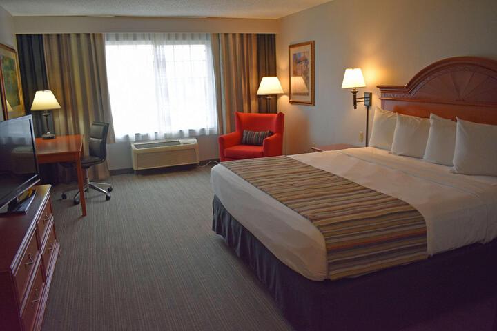 Deluxe King Bed (1 of 13)