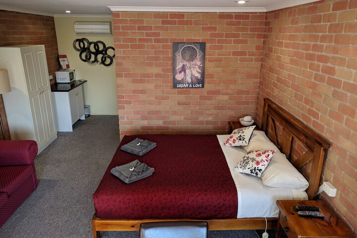 Room 3 of 74